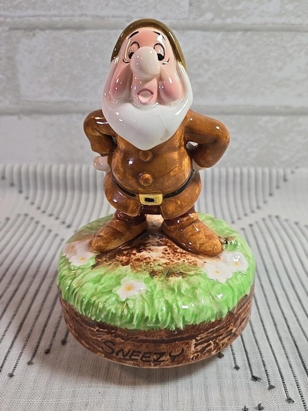 Sneezy Musical Spinning Figurine Snow White Seven Dwarfs Disney Schmid Japan